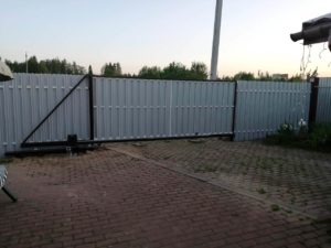 Забор из евроштакетника
