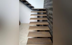 Г-образный каркас лестницы
