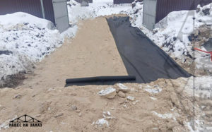 Площадка из плит 7 x 35 с отводным каналом